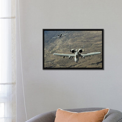 « a deux navires a-10 de 10 thunderbolt ii, une formation combat contre l’afghanistan », reproduction de photo sur toile