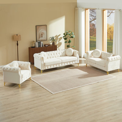 Canapé Chesterfield en velours avec deux coussins ronds, avec des clous en cuivre et des boutons capitonnés, avec des pieds en métal. La conception en boucle permet de suspendre des décorations.