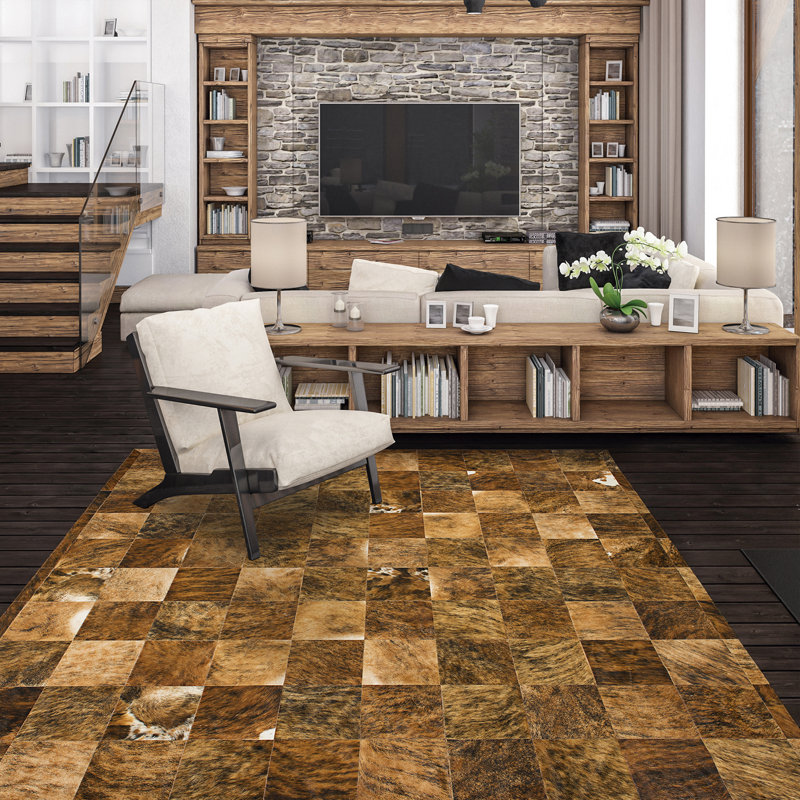 Tapis brun / or à motif géométrique en peau de vache Ares, 8 x 10