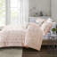 Édredon double / grand en rosé avec coussins décoratifs à chevrons métalliques-132971521-132971523