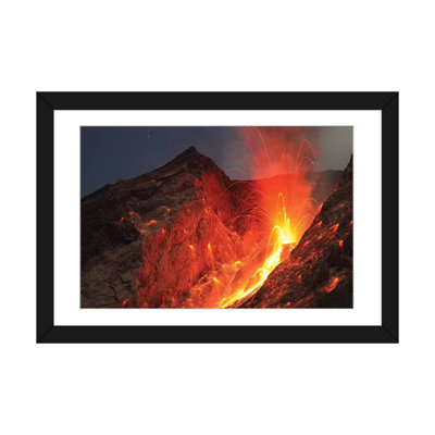 « strombolian typeing of batu tara volcano, indonésie iii », reproduction de photo sur toile