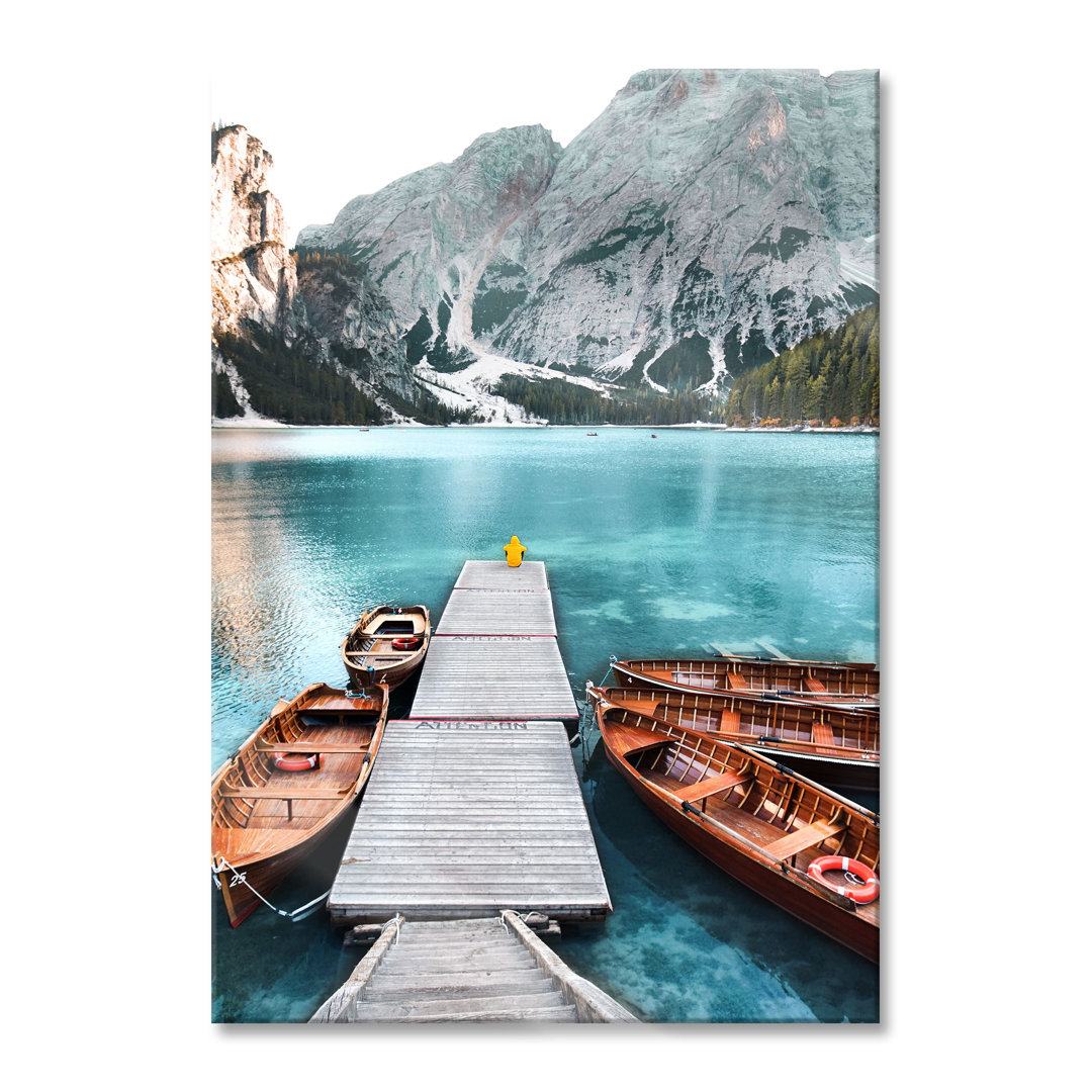 Glasbild Bootssteg und Berge am See Braies