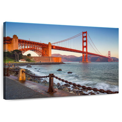 Lilie Golden Gate Bridge au coucher du soleil
