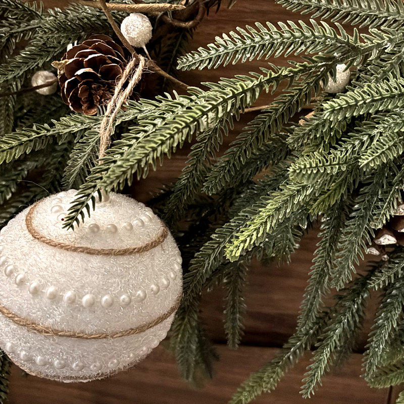 Ensemble de guirlandes de Noël artificielles avec boules blanches et boucles en velours