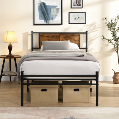 Cadre de lit simple en métal noir avec tête de lit à panneau de bois, structure en acier pour la durabilité, le fonctionnement silencieux et silencieux, rangement sous le lit, hauteur de 10,8 po, instructions d'assemblage simples et claires, sans boîte