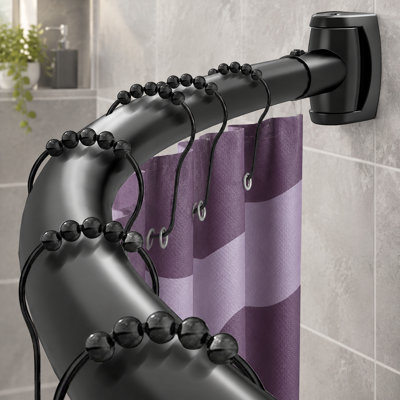 Cette tringle de douche incurvée en acier inoxydable de qualité supérieure utilise un profil arrondi rond noir avec une conception d'épissure réglable de 33 à 78 pouces; Conçu pour les salles de bain, les baignoires et les cabines, il est antirouille et nécessite un perçage pour l'installation.
