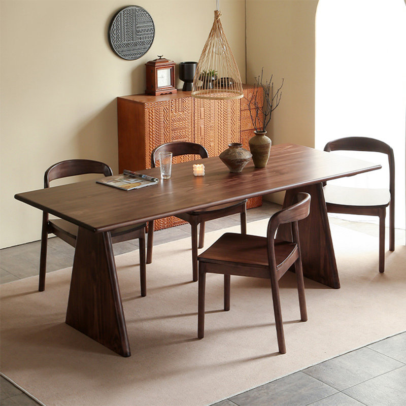 Une table de salle à manger rectangulaire en bois de frêne, H 29,53 po x L 70,87 po x l 31,5 po