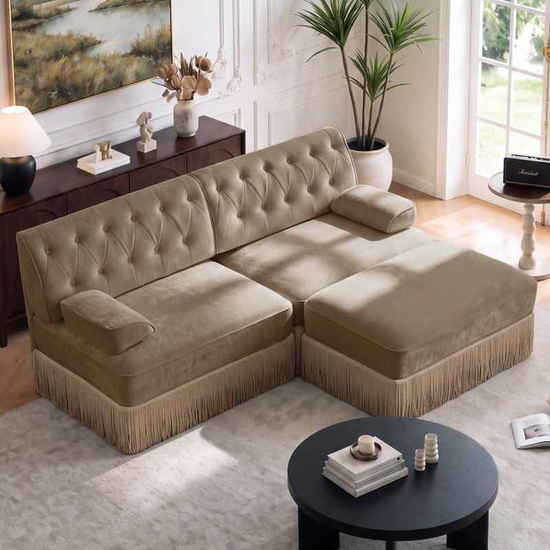 Canapé Chesterfield d'angle en velours avec jupe à pompons, couleur camel