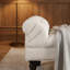 Banc rembourré beige capitonné à boutons avec grand repose-pieds avec accoudoirs roulés, fauteuil de chambre et de salon élégant-129159703