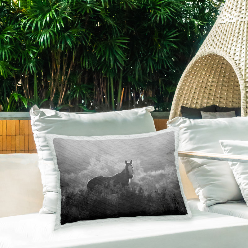 Coussin d'extérieur à imprimé cheval gris dans la nature par Steve Toole