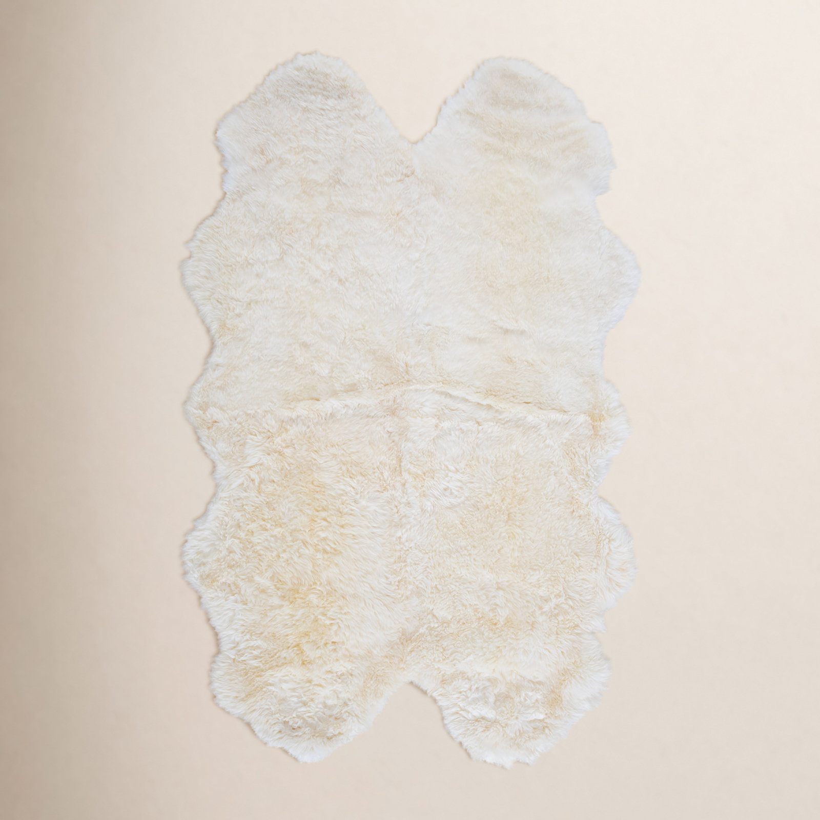 Mera Handmade Sheepskin White Area Rug, Rectangle 4' x 6'