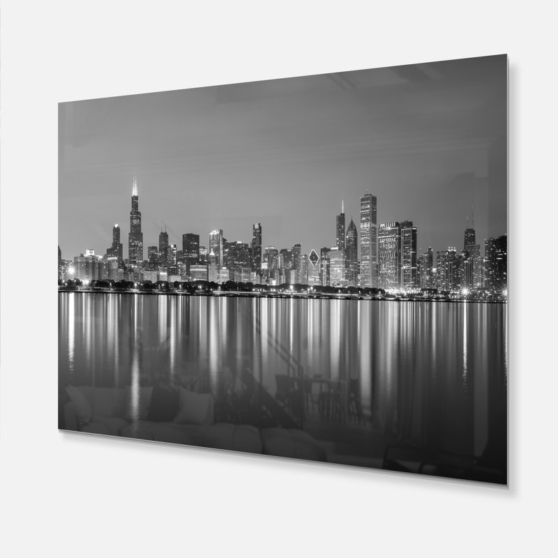 «Chicago Skyline at Night Black and White» - reproduction de photo, H 30 po x l 40 po, Métal métal