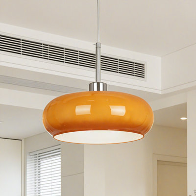 Luminaire suspendu orange à une lumière