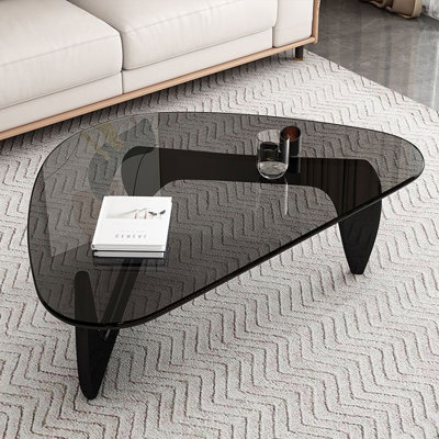 Table basse triangulaire en verre noir et pieds en chêne noir
