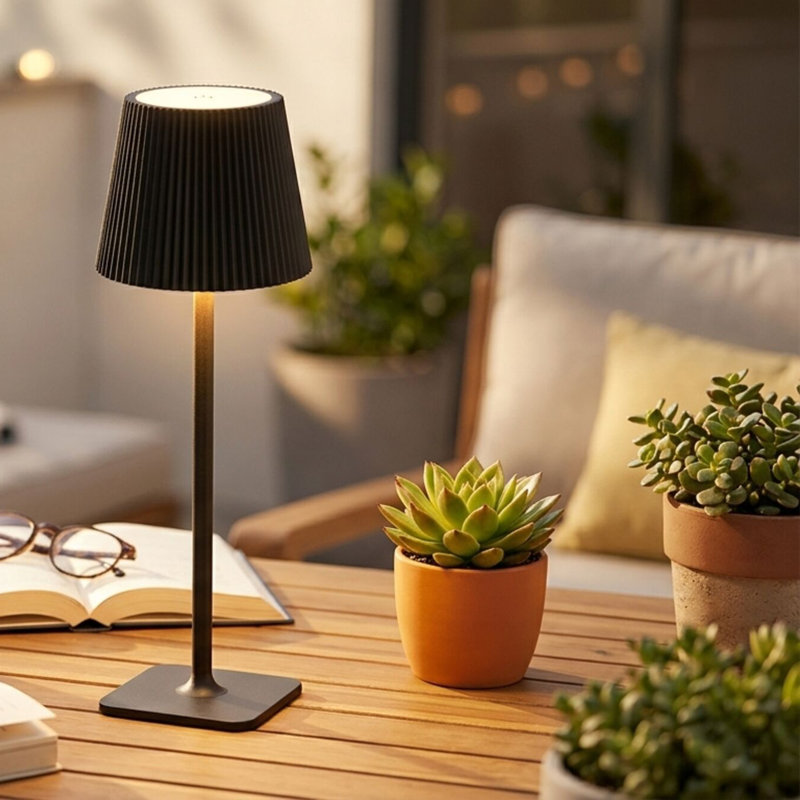 Lampe DEL rechargeable avec abat-jour cannelé, 15 po, Noir, H 14,76 po x l 4,33 po x P 4,33 po