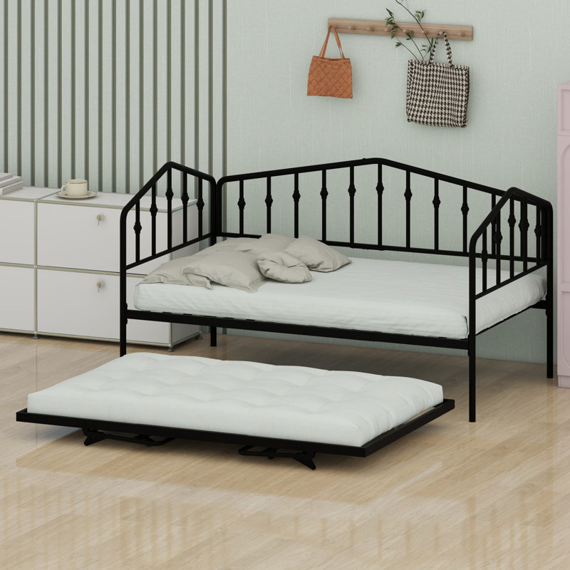 Lit de jour avec lit gigogne ajustable, double l'espace d'accueil des invités grâce à sa construction stable et durable.