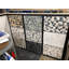 Mosaïque de galets plats blanc, gris et noir 12 po x 12 po