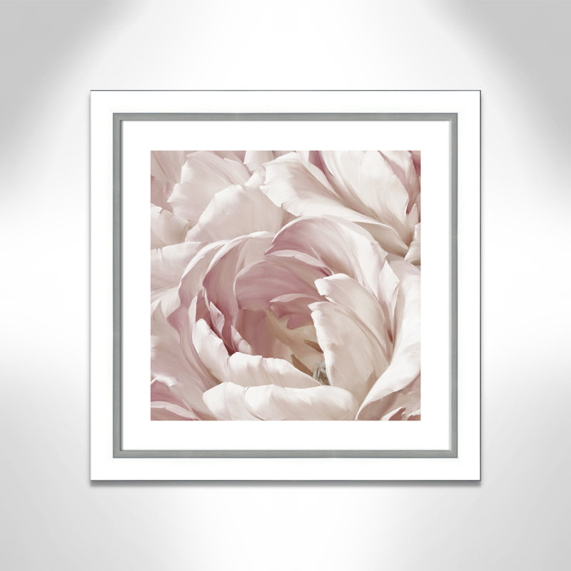 Intime rosé II - photographie, H 25,75 po x l 25,75 po x P 1,125 po, Encadrement blanc / argenté