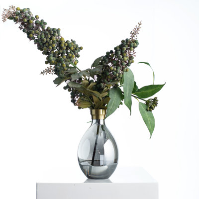Arrangement floral d'eucalyptus dans un vase