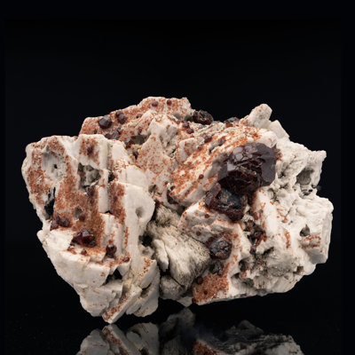 Almandine Garnets sur Microcline