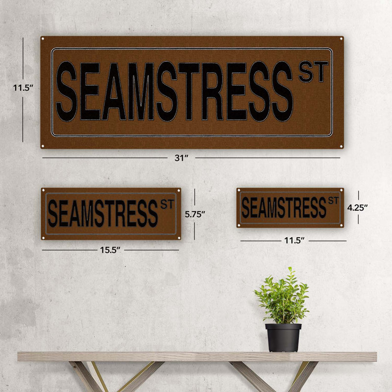 «Brown Seamstress St Metal Sign» sur métal, H 5,75 po x l 15,5 po