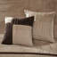 Couette 7 pièces en faux suède beige King - Garnissage resplendissant et oreillers attrayants - Ensemble grandiose et élégant