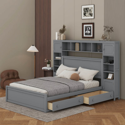 Grand lit en bois avec armoire, tablette et prises tout-en-un