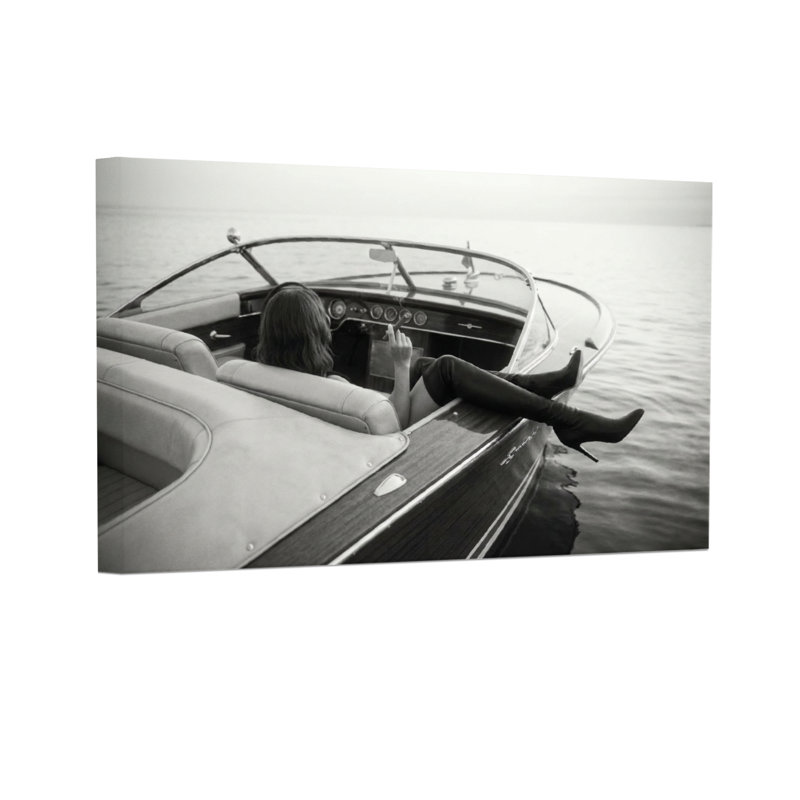 Femme à la mode sur un bateau avec les jambes tendues