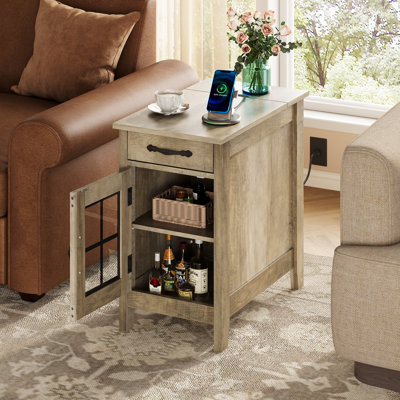 Table de bout de ferme de 24 po de hauteur avec station de charge et rangement Analiesa, table de bout étroite avec tablette réglable, table de chevet avec prises de courant intégrées, table d'appoint pour chambre à coucher, salon