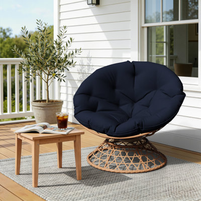 Chaise d'appoint pivotante 360 ° Papasan avec coussin noir et structure en osier PE