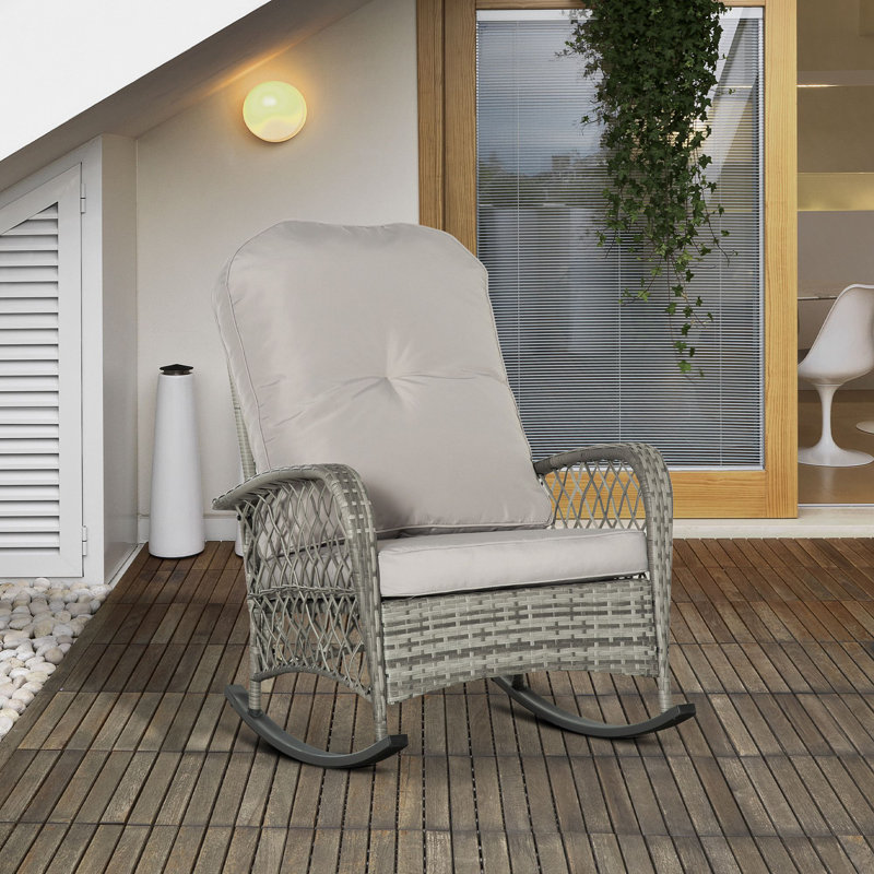 Chaise berçante d'extérieur en osier avec coussins