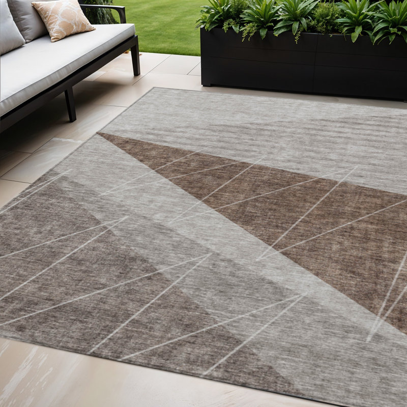 Tapis extérieur lavable à motif géométrique gris argenté et taupe 5 pi x 8 pi
