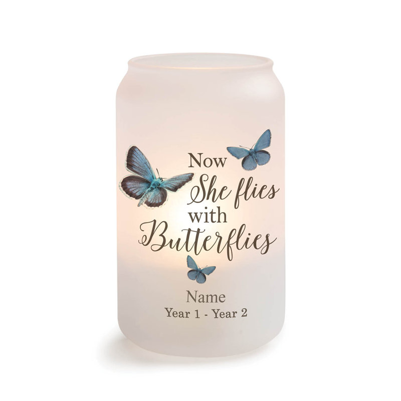 Maintenant, elle vole avec des papillons avec porte-bougie en verre givré commémoratif avec nom personnalisé et années pour présentation de couloir ou décoration de table, 13 oz 2,5 x 5