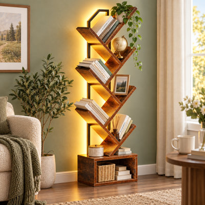 Étagère vintage à 6 niveaux en forme d'arbre avec éclairage DEL, une structure étroite en acier et en bois et un meuble de rangement pour une organisation compacte dans les salons, les chambres ou les bureaux.