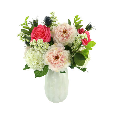 Arrangement floral avec pivoines, roses et lilas