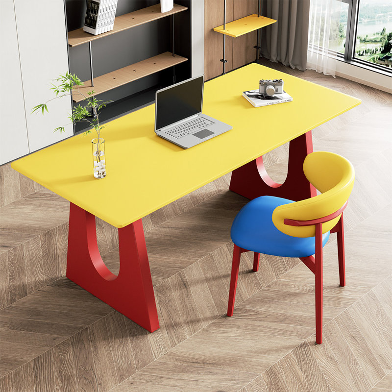 62,9 po. Bureau d'ordinateur moderne avec pieds en fer rouge et table de bureau pour petits appartements et studios compacts.