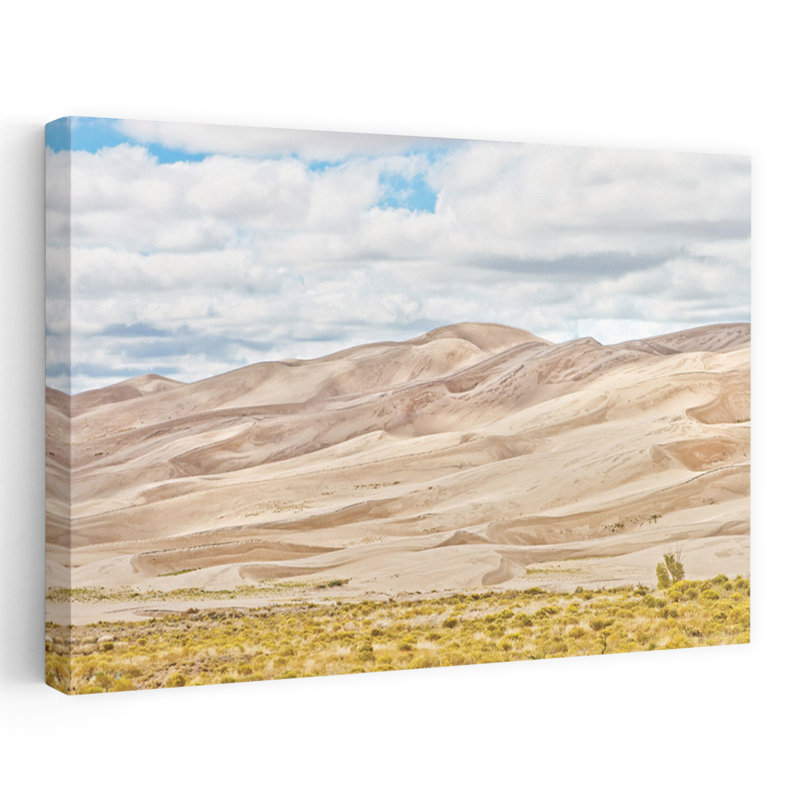 «Dunes In The Distance I» - Paysage de désert aride, dunes de sable contemporaines, H 24 po x l 16 po