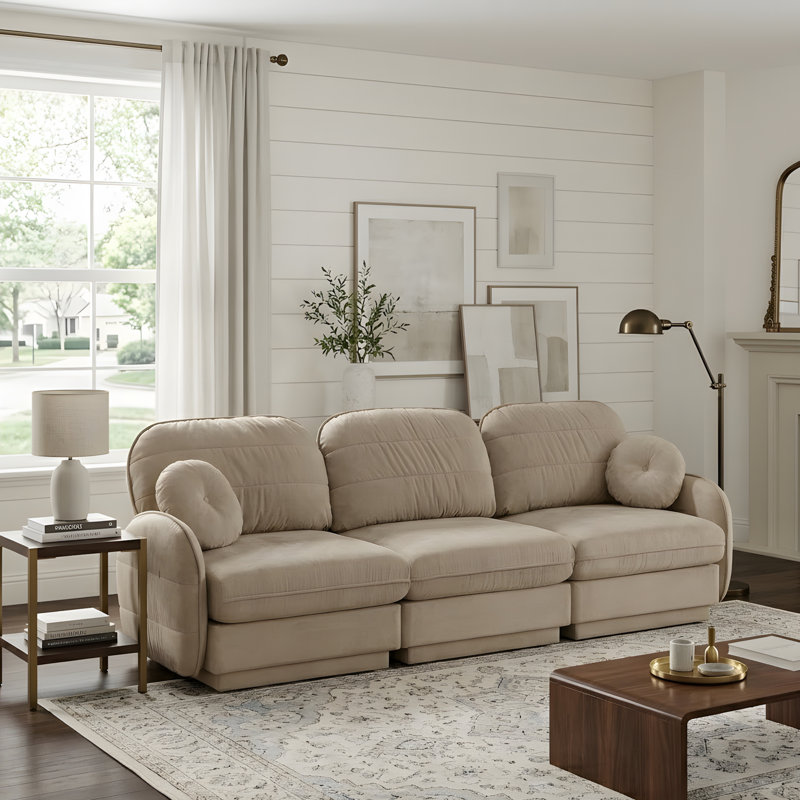 Un canapé profond dans le salon, avec des coussins ronds, H 37,38 po x l 105,08 po x P 33,38 po, Café clair