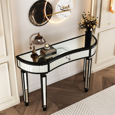 Le bureau à miroir demi-lune de 47 po pour meuble-lavabo de chambre à coucher, comprenant des panneaux en verre cannelé et un bouton en cristal, est construit sur une base de meuble-lavabo en bois franc fiable en forme avec accent vertical, milieu idéal