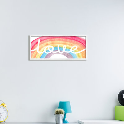 Amour, écriture typographique sur arc-en-ciel à l'aquarelle douce