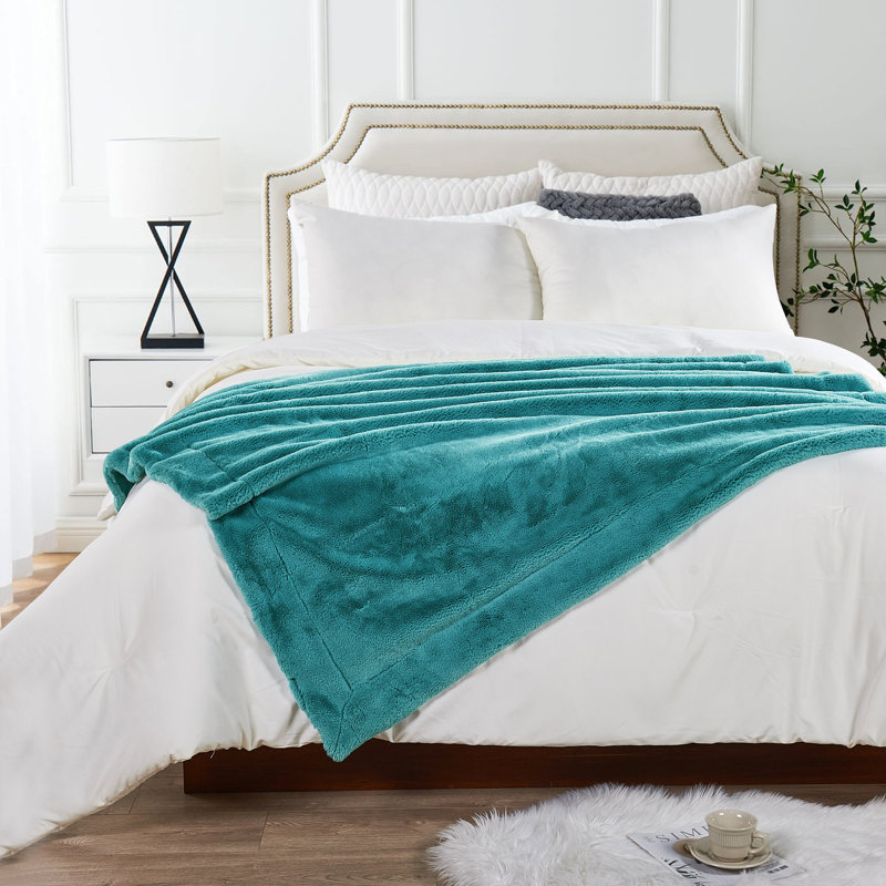Jeté en fausse fourrure de renard, L 50 po x L 60 po, Turquoise