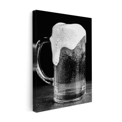 Bière avec mousse dans une tasse