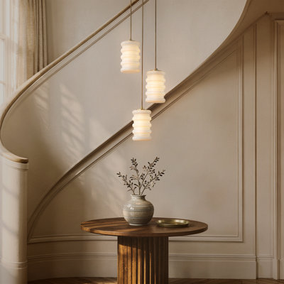 Luminaire suspendu moderne en grappe de laiton satiné avec abat-jour en verre opale empilé pour cage d'escalier, vestibule et petit vestibule