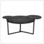 Table basse moderne avec deux tablettes, surfaces en faux marbre noir, base inspirée d'un trépied, bords de table arrondis