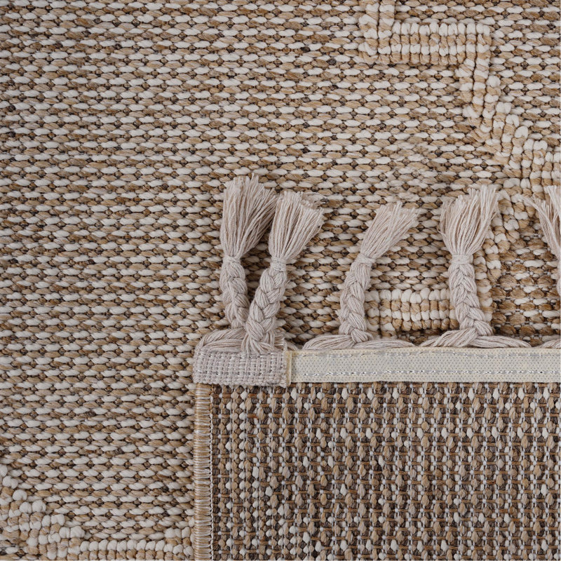 Tapis crème / treillis 2X8 - rehausse toutes les taches de la pièce et ne perd pas ses poils. Convient aux endroits très passants et aux animaux de compagnie. Facile à entretenir: envers en coton d'une épaisseur de 0,29 po en treillis crème en polypropylène