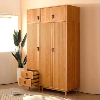 Armoire nordique simple en bois massif