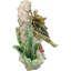 Figurine de tortue de mer verte et de nouveau-né nageant près du corail