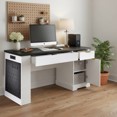 Bureau cannelé moderne de 55 po avec armoire de rangement et tiroirs, bureau d'écriture d'ordinateur avec prise de courant, panneau perforé, tablettes intégrées et plateau à clavier pour bureau, salon, bureau personnel, blanc