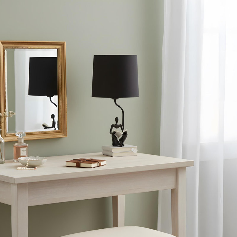 Matériau en polyrésine d'une lampe de table moderne de 20,5 po en forme de lecteur (assise sur une pile de livres grise)