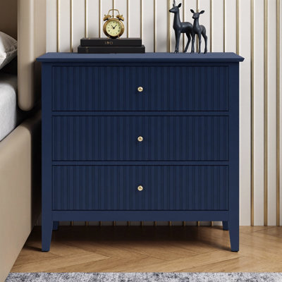 Table de chevet cannelée de 32 po de largeur à 3 tiroirs - Grande table de bout avec boutons dorés, tiroirs à fermeture en douceur - Armoire de rangement moderne pour le salon, spacieux tiroirs de 28,5 po de largeur